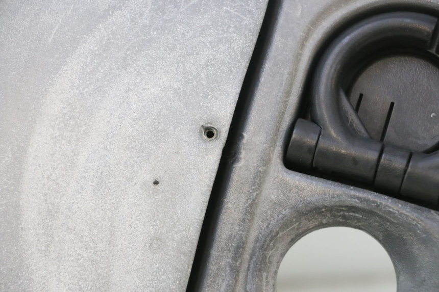 photo de TAPA FRONTAL INTERIOR PIAGGIO ZIP 4T 50 (2006 - 2017) - Primer plano de alta resolución
