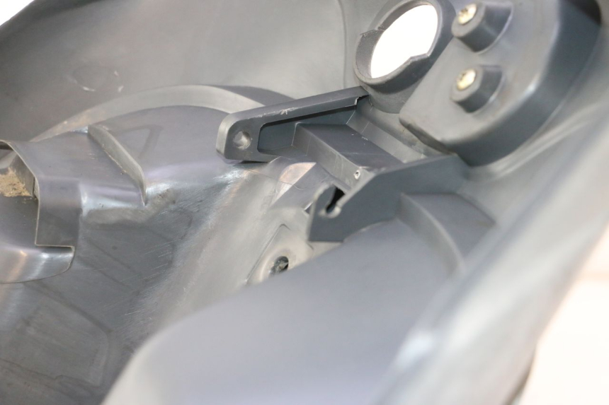 photo de TAPA FRONTAL INTERIOR PIAGGIO ZIP 4T 50 (2006 - 2017) - Primer plano técnico