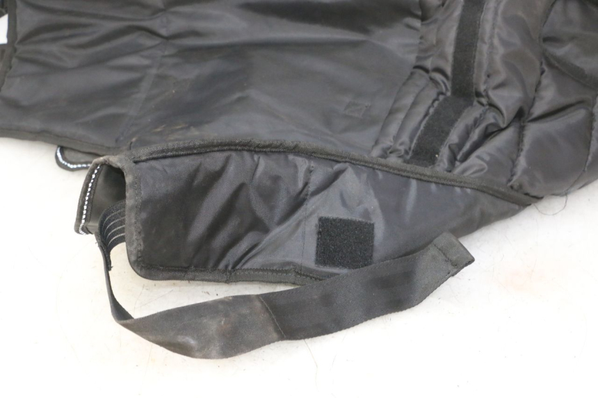 photo de CUBREPIERNAS PIAGGIO MP3 HPE 310 (2024 - 2025) - Detalles de los puntos de fijación