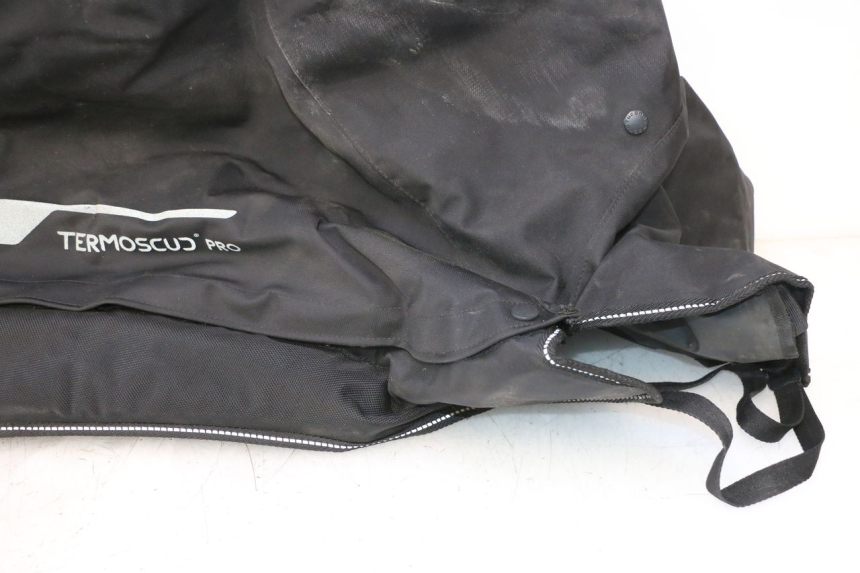 photo de CUBREPIERNAS PIAGGIO MP3 HPE 530 (2022 - 2026) - Zoom estado de uso