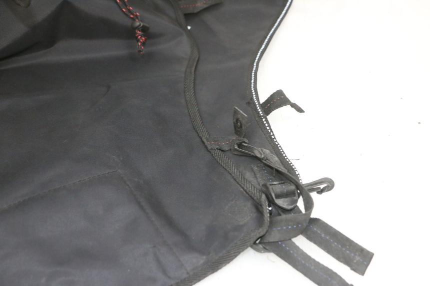 photo de CUBREPIERNAS PIAGGIO MP3 500 (2016 - 2018) - Detalles de los puntos de fijación