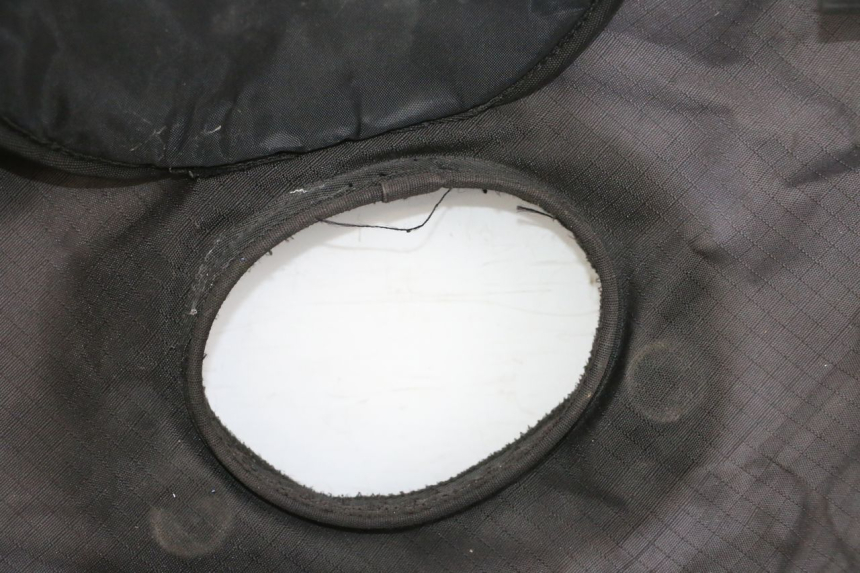 photo de CUBREPIERNAS PIAGGIO XEVO - X EVO 125 (2007 - 2017) - Detalle de la pieza