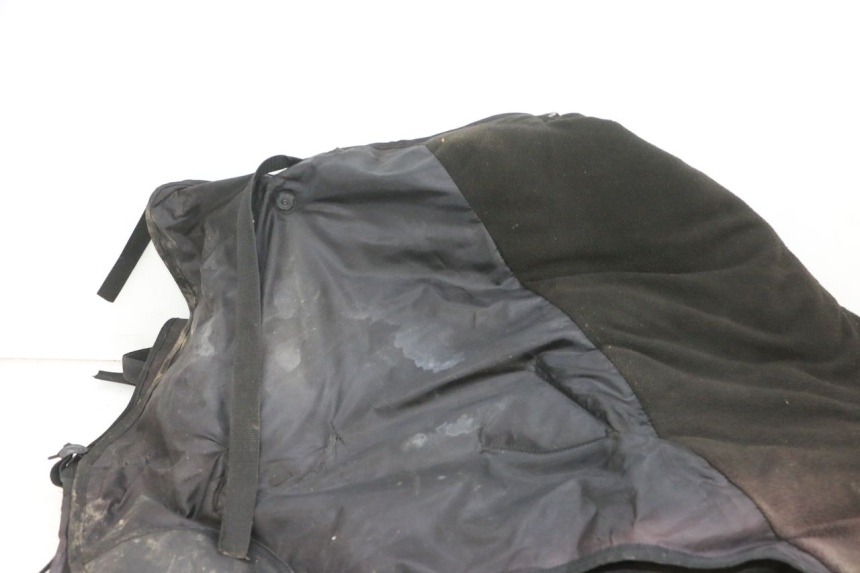 photo de CUBREPIERNAS PIAGGIO XEVO - X EVO 125 (2007 - 2017) - Detalles de los puntos de fijación