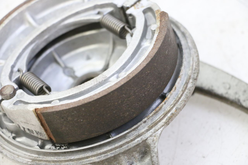 photo de TAMBOR TRASERO HYOSUNG GV AQUILA 125 (2000 - 2009) - Detalles de los puntos de fijación