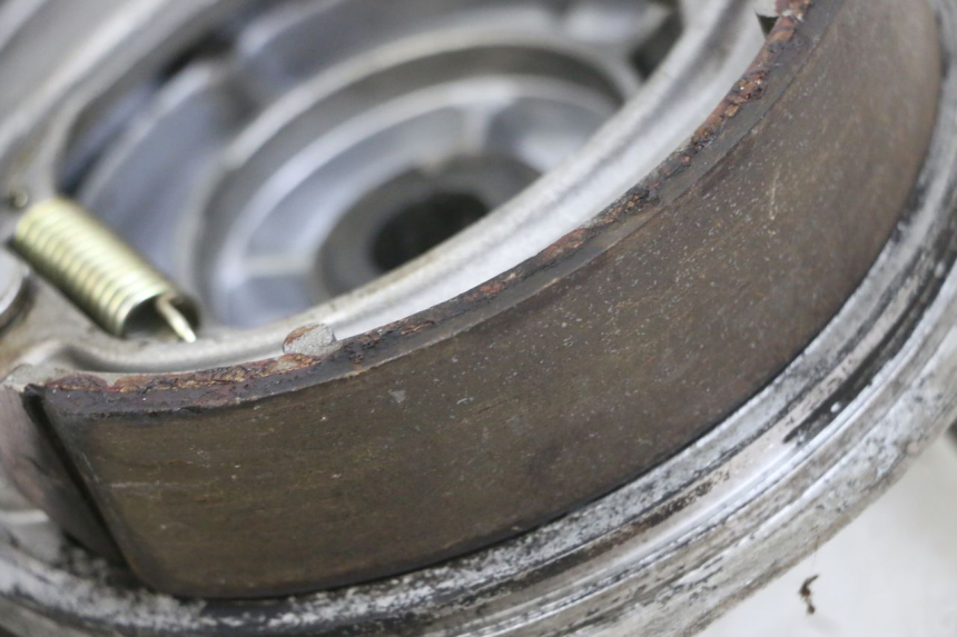 photo de FRENO TAMBOR TRASERO KYMCO ZING 125 (1997 - 2003) - Primer plano técnico