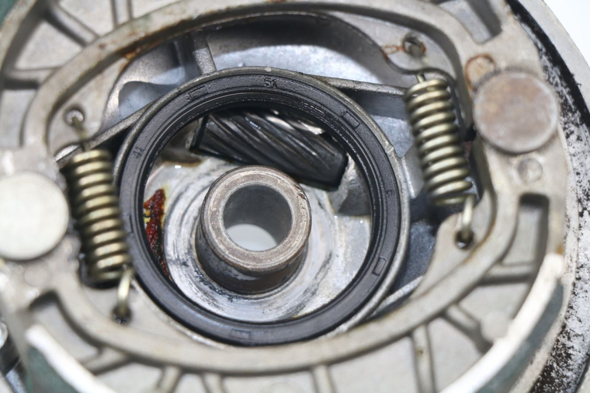 photo de FRENO TAMBOR DELANTERO ZHONGNENG ZN50QT 50 (2005 - 2010) - Otra perspectiva