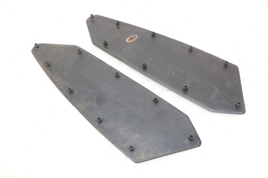 photo de TAPA REPOSAPIES GOMMA QUADRO 4 4D 350 (2015 - 2018) - Detalle de la pieza