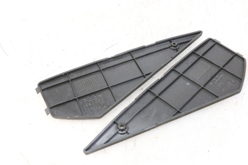 photo de TAPA REPOSAPIES GOMMA APRILIA SR MOTARD 50 (2012 - 2018) - Zoom estado de uso