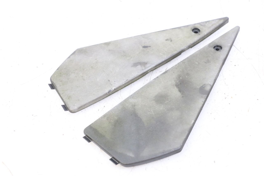 photo de TAPA REPOSAPIES GOMMA APRILIA SR MOTARD 50 (2012 - 2018) - Otra perspectiva