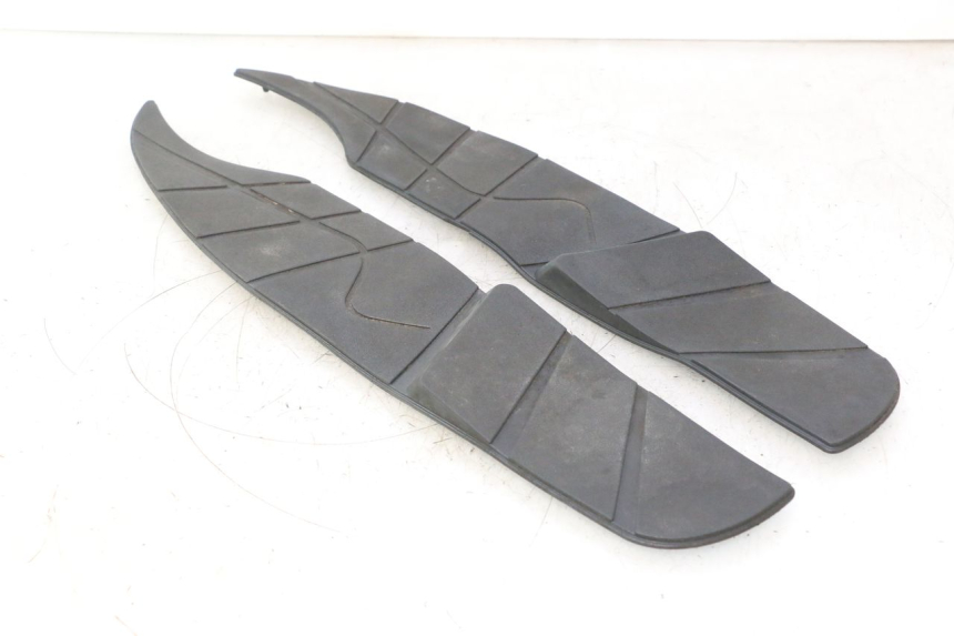 photo de TAPA REPOSAPIES GOMMA APRILIA ATLANTIC S 125 (2010 - 2013) - Detalle de la pieza