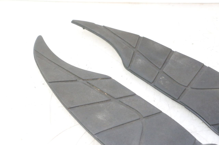 photo de TAPA REPOSAPIES GOMMA APRILIA ATLANTIC S 125 (2010 - 2013) - Zoom estado de uso