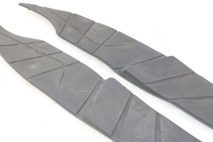 photo de TAPA REPOSAPIES GOMMA APRILIA ATLANTIC S 125 (2010 - 2013) - Otra perspectiva
