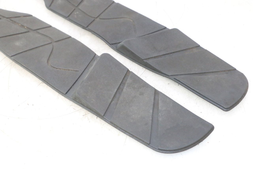 photo de TAPA REPOSAPIES GOMMA APRILIA ATLANTIC S 125 (2010 - 2013) - Primer plano técnico