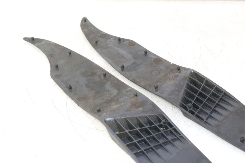photo de TAPA REPOSAPIES GOMMA APRILIA ATLANTIC S 125 (2010 - 2013) - Detalles de los puntos de fijación