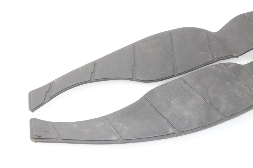 photo de TAPA REPOSAPIES GOMMA SUZUKI BURGMAN 125 (2007 - 2014) - Zoom estado de uso