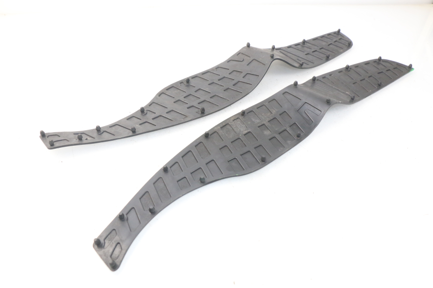 photo de TAPA REPOSAPIES GOMMA SUZUKI BURGMAN 125 (2007 - 2014) - Otra perspectiva