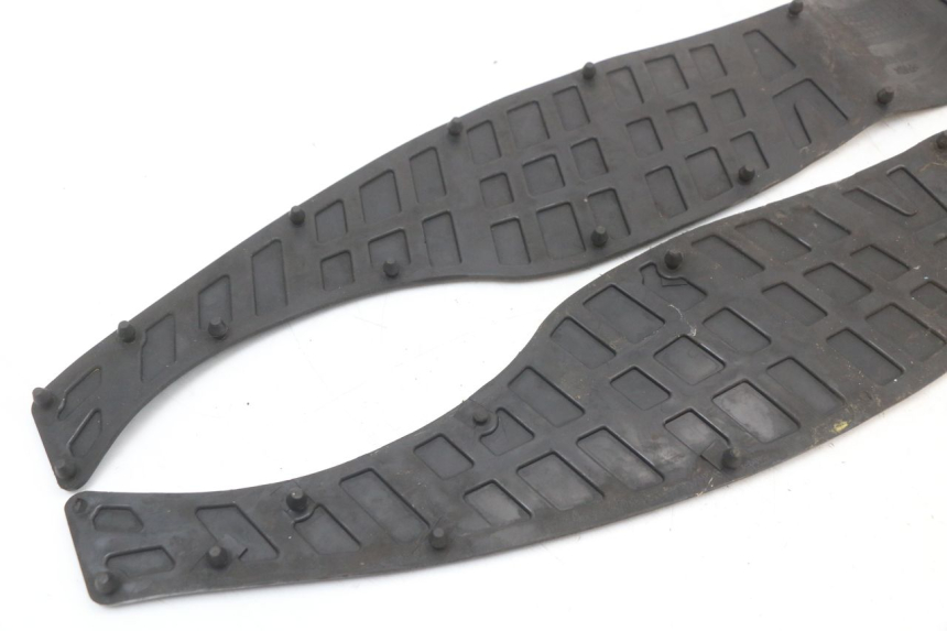 photo de TAPA REPOSAPIES GOMMA SUZUKI BURGMAN 125 (2007 - 2014) - Primer plano técnico