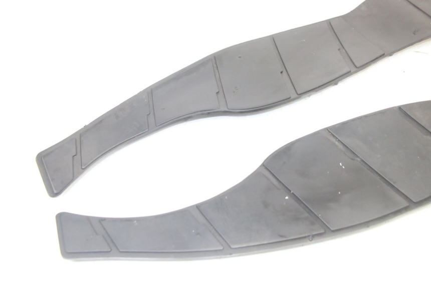 photo de TAPA REPOSAPIES GOMMA SUZUKI BURGMAN 125 (2015 - 2017) - Detalle de la pieza