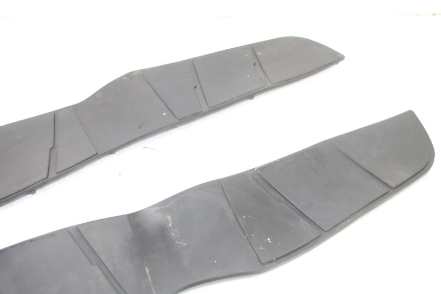 photo de TAPA REPOSAPIES GOMMA SUZUKI BURGMAN 125 (2015 - 2017) - Zoom estado de uso