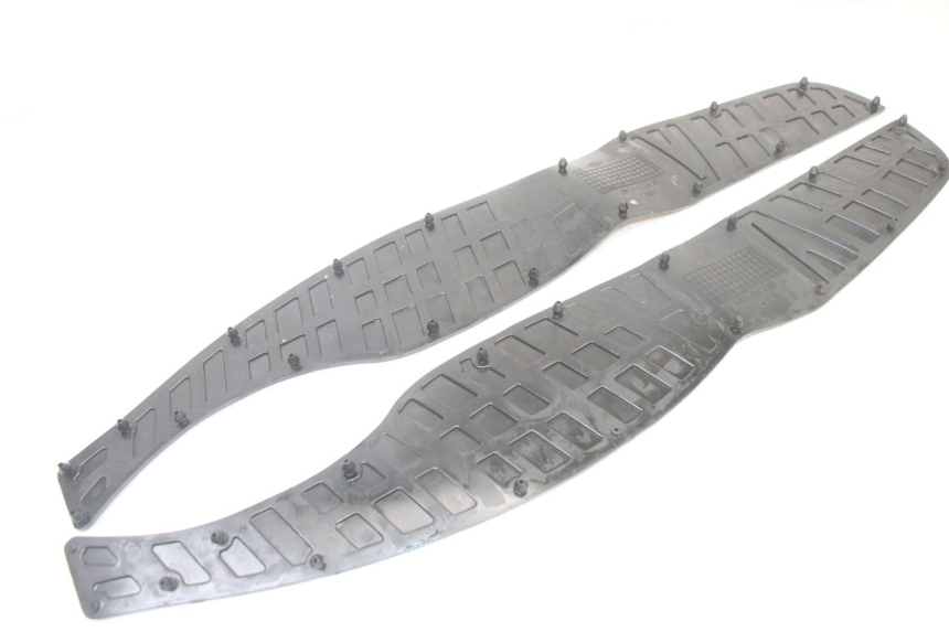 photo de TAPA REPOSAPIES GOMMA SUZUKI BURGMAN 125 (2015 - 2017) - Otra perspectiva