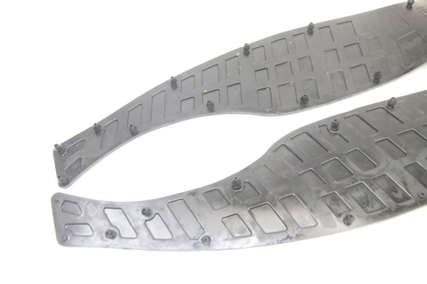 photo de TAPA REPOSAPIES GOMMA SUZUKI BURGMAN 125 (2015 - 2017) - Primer plano técnico