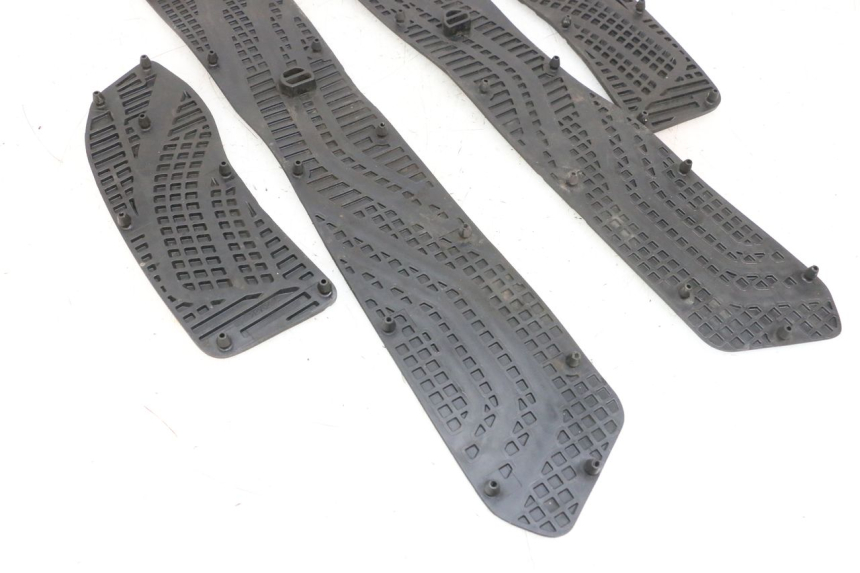 photo de TAPA REPOSAPIES GOMMA SUZUKI BURGMAN 650 (2013 - 2020) - Detalle de la pieza