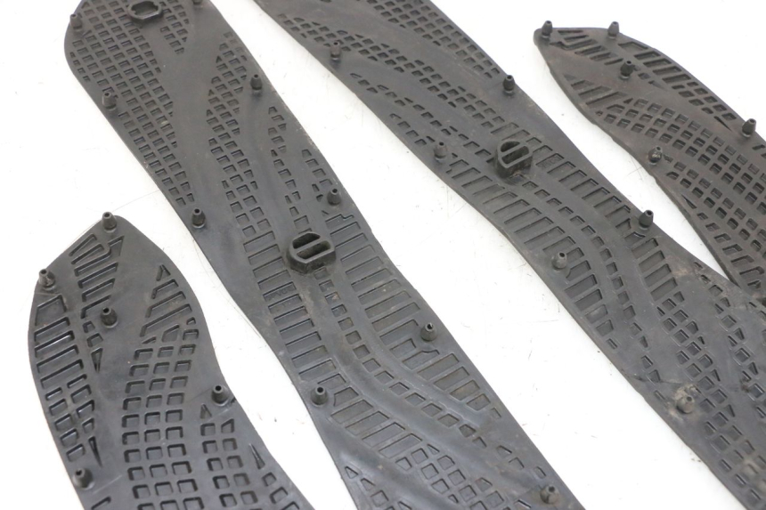 photo de TAPA REPOSAPIES GOMMA SUZUKI BURGMAN 650 (2013 - 2020) - Zoom estado de uso