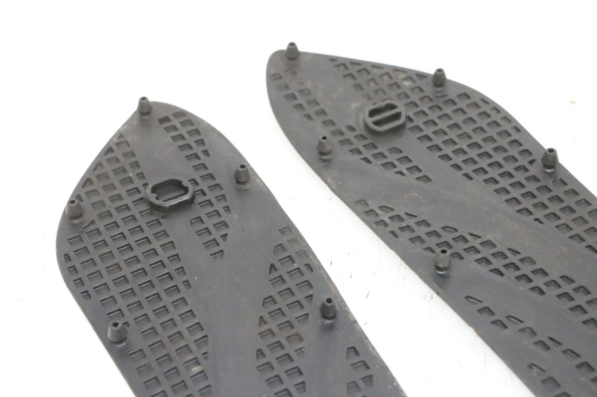 photo de TAPA REPOSAPIES GOMMA SUZUKI BURGMAN 650 (2013 - 2020) - Otra perspectiva