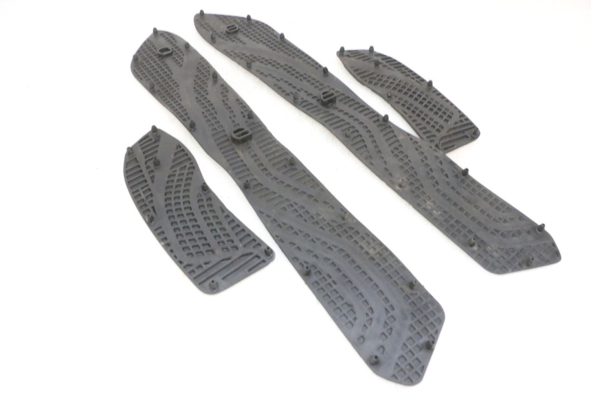 photo de TAPA REPOSAPIES GOMMA SUZUKI BURGMAN 650 (2013 - 2020) - Primer plano técnico