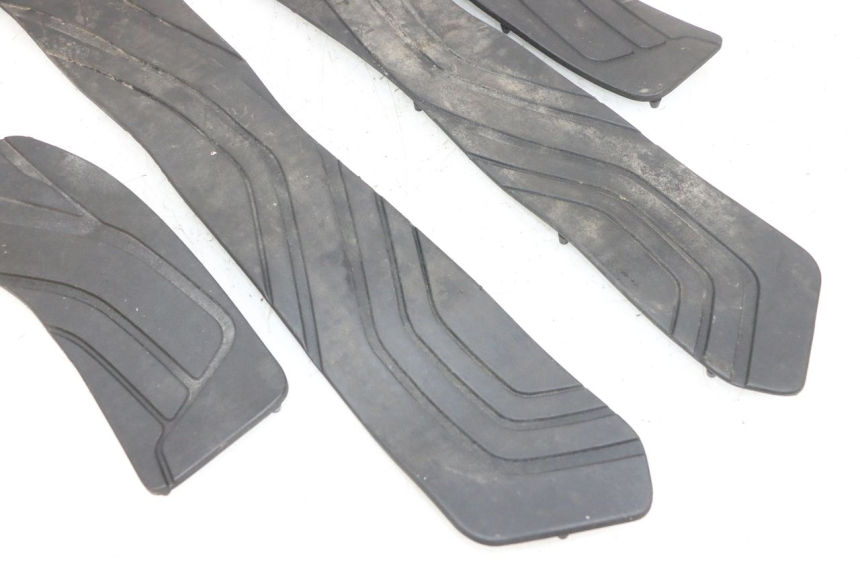 photo de TAPA REPOSAPIES GOMMA SUZUKI BURGMAN 650 (2013 - 2020) - Detalles de los puntos de fijación