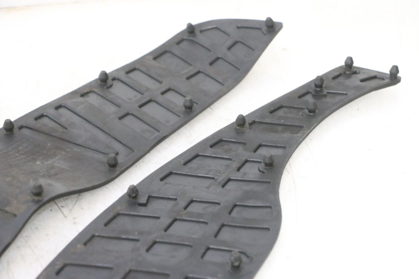 photo de TAPA REPOSAPIES GOMMA SUZUKI BURGMAN 125 (2007 - 2014) - Otra perspectiva