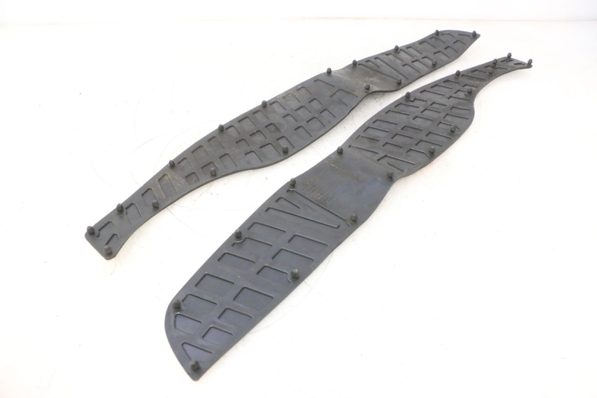 photo de TAPA REPOSAPIES GOMMA SUZUKI BURGMAN 125 (2007 - 2014) - Primer plano técnico