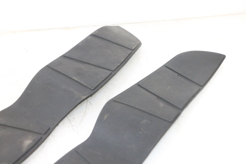 photo de TAPA REPOSAPIES GOMMA SUZUKI BURGMAN 125 (2007 - 2014) - Vista general del producto