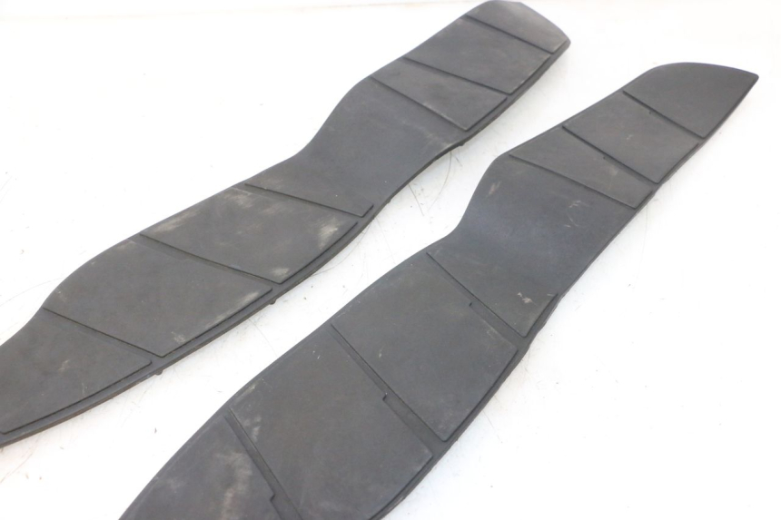 photo de TAPA REPOSAPIES GOMMA SUZUKI BURGMAN 125 (2007 - 2014) - Detalles de los puntos de fijación