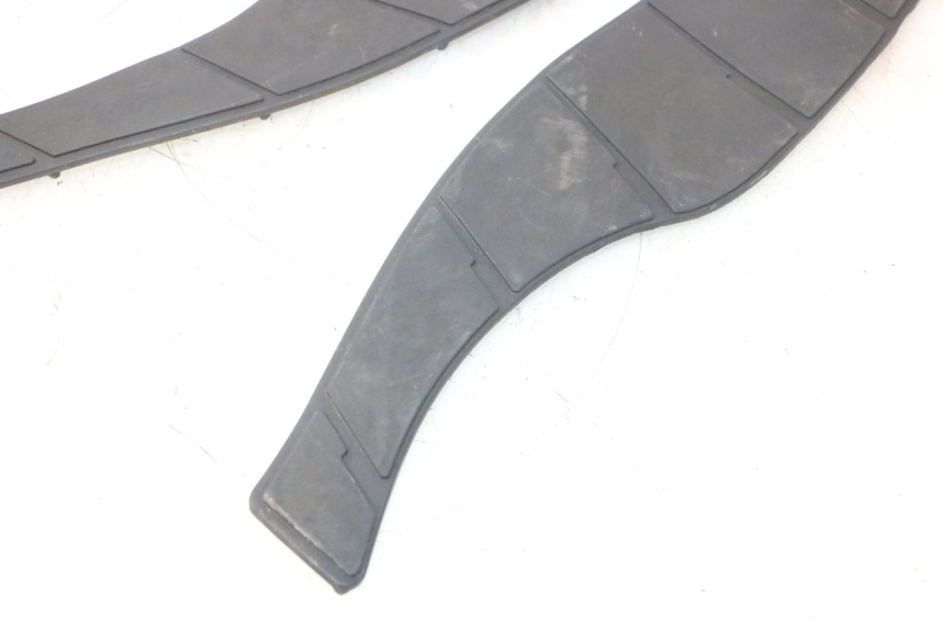 photo de TAPA REPOSAPIES GOMMA SUZUKI BURGMAN 125 (2007 - 2014) - Estado de la superficie y material