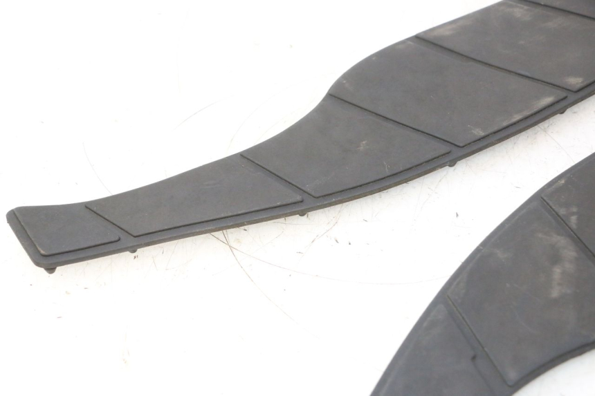 photo de TAPA REPOSAPIES GOMMA SUZUKI BURGMAN 125 (2007 - 2014) - Recambio usado revisado