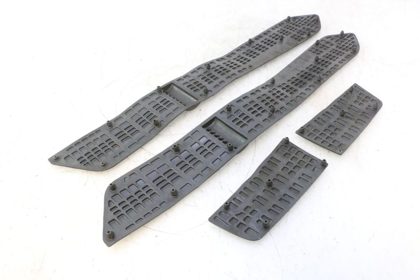 photo de TAPA REPOSAPIES GOMMA SUZUKI BURGMAN EXECUTIVE ABS 650 (2006 - 2012) - Primer plano técnico