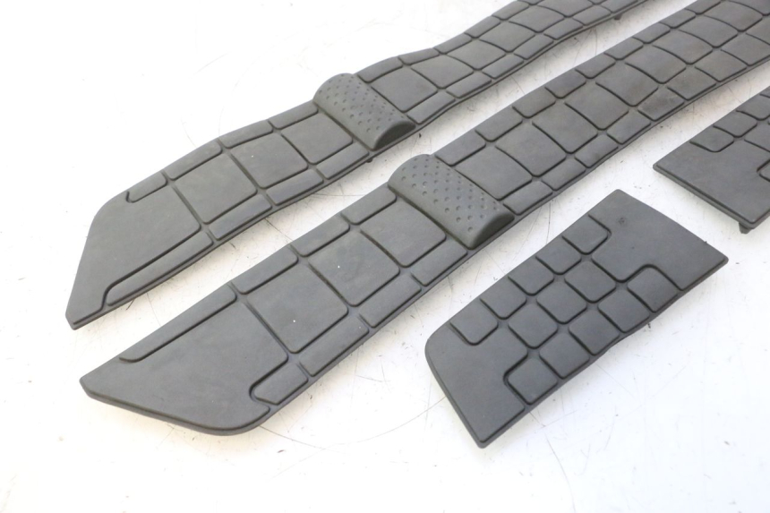 photo de TAPA REPOSAPIES GOMMA SUZUKI BURGMAN EXECUTIVE ABS 650 (2006 - 2012) - Vista general del producto