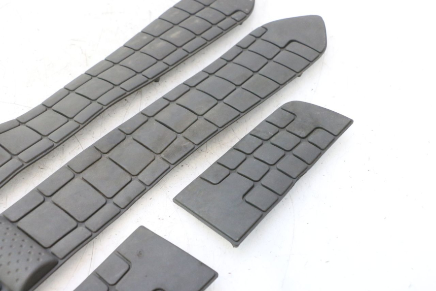 photo de TAPA REPOSAPIES GOMMA SUZUKI BURGMAN EXECUTIVE ABS 650 (2006 - 2012) - Detalles de los puntos de fijación