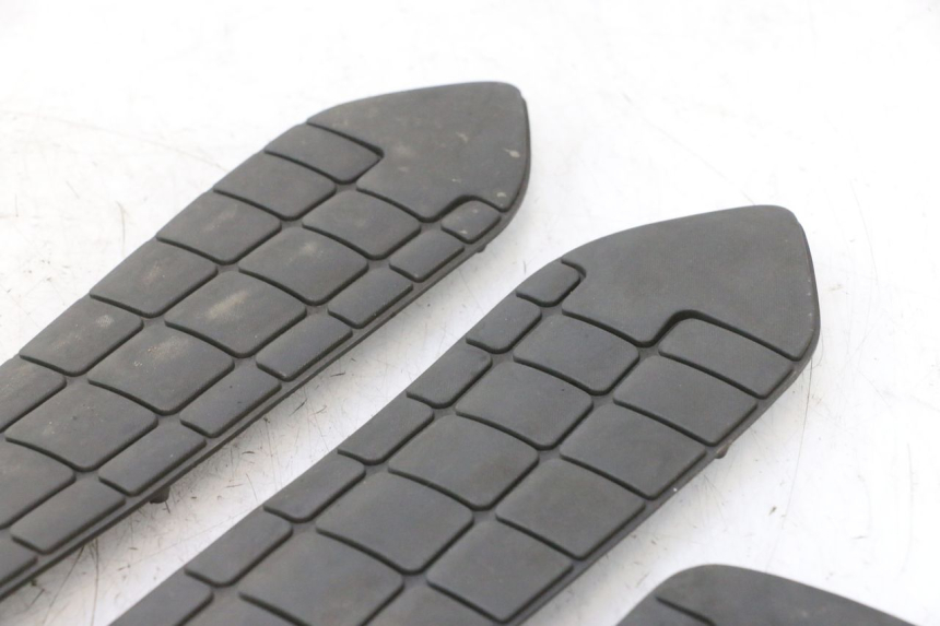 photo de TAPA REPOSAPIES GOMMA SUZUKI BURGMAN EXECUTIVE ABS 650 (2006 - 2012) - Estado de la superficie y material