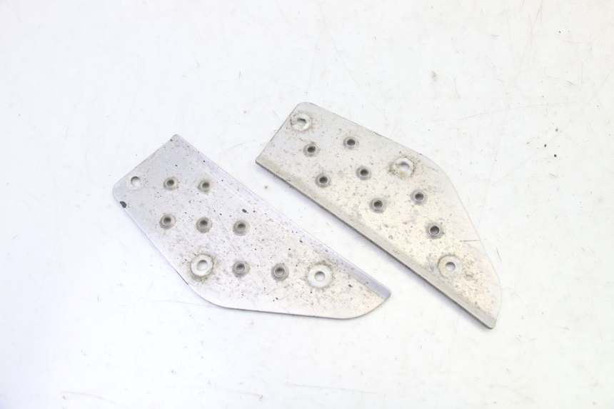 photo de TAPA REPOSAPIES GOMMA YAMAHA BW'S 100 (1999 - 2002) - Otra perspectiva