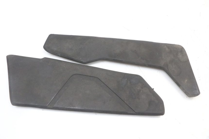 photo de TAPA REPOSAPIES GOMMA LONGJIA EASY MAX 125 (2020 - 2024) - Otra perspectiva