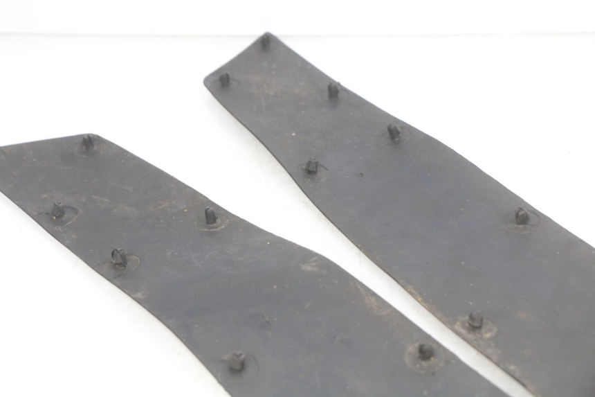 photo de ALFOMBRA DE PASO HONDA FES PANTHEON 2T 125 (1998 - 2002) - Detalle de la pieza