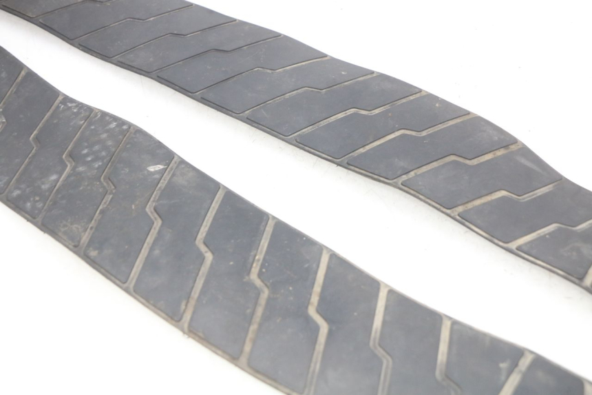 photo de ALFOMBRA DE PASO HONDA FES PANTHEON 2T 125 (1998 - 2002) - Detalles de los puntos de fijación