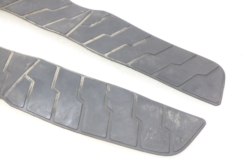 photo de ALFOMBRA DE PASO HONDA FES PANTHEON 2T 125 (1998 - 2002) - Estado de la superficie y material