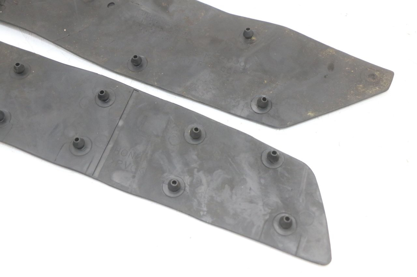 photo de TAPA REPOSAPIES GOMMA HONDA FJS SILVER WING SILVERWING 400 (2005 - 2008) - Detalles de los puntos de fijación