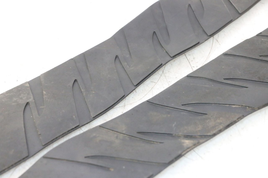 photo de TAPA REPOSAPIES GOMMA HONDA FJS SILVER WING SILVERWING 400 (2005 - 2008) - Detalles de los puntos de fijación