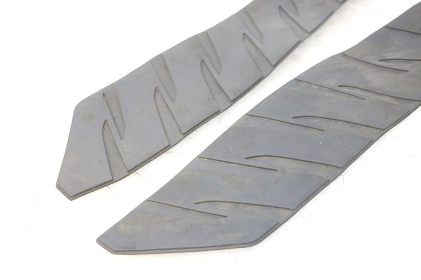 photo de TAPA REPOSAPIES GOMMA HONDA FJS SILVER WING SILVERWING 400 (2005 - 2008) - Primer plano técnico