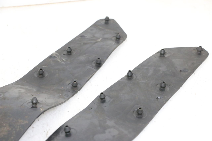 photo de TAPA REPOSAPIES GOMMA HONDA FORZA ABS 300 (2013 - 2017) - Zoom estado de uso