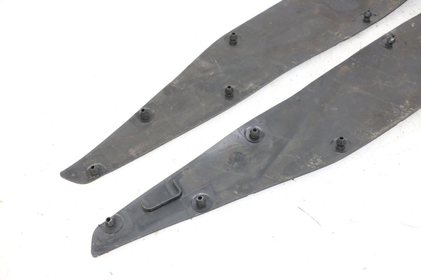 photo de TAPA REPOSAPIES GOMMA HONDA FORZA ABS 300 (2013 - 2017) - Primer plano técnico